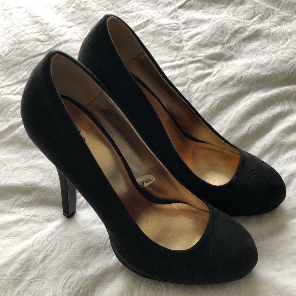 Never worn! Classic black pumps